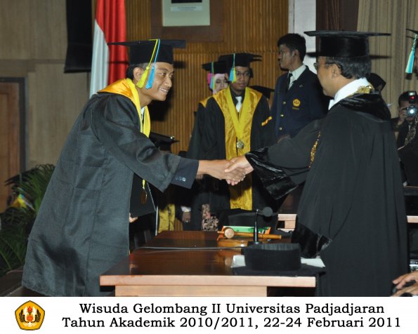 wisuda-farmasi-profesi-dan-s1-oleh-rektor-130