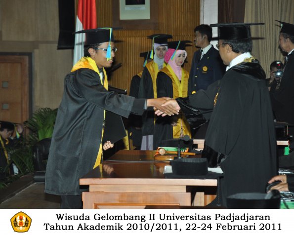 wisuda-farmasi-profesi-dan-s1-oleh-rektor-131