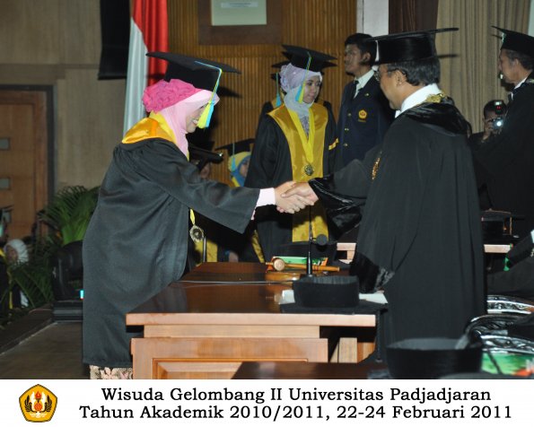 wisuda-farmasi-profesi-dan-s1-oleh-rektor-132