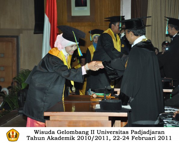 wisuda-farmasi-profesi-dan-s1-oleh-rektor-135