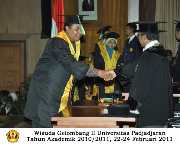 wisuda-farmasi-profesi-dan-s1-oleh-rektor-136