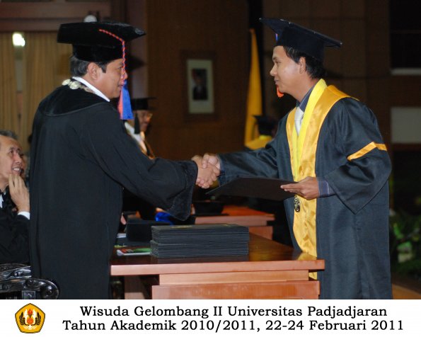 wisuda-ftg-s2-dan-s1-oleh-dekan-025