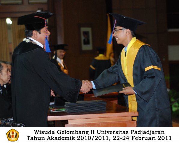 wisuda-ftg-s2-dan-s1-oleh-dekan-035