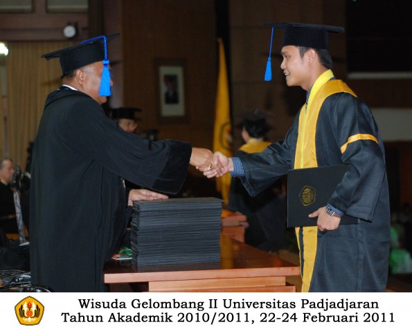 wisuda-fisip-s1-dan-d3-oleh-dekan-014