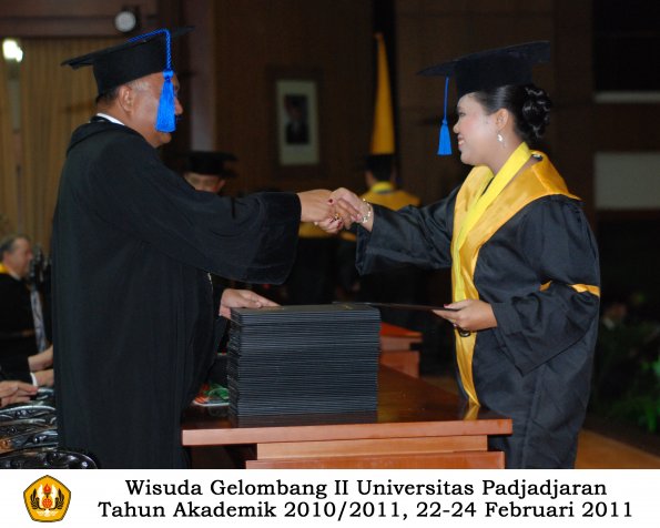 wisuda-fisip-s1-dan-d3-oleh-dekan-016