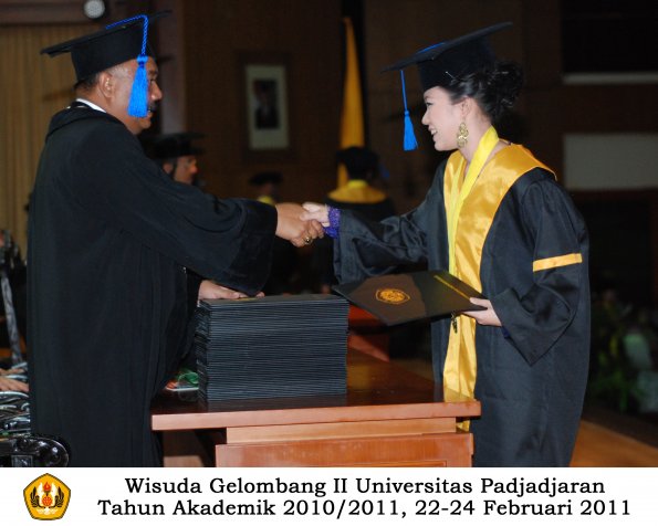 wisuda-fisip-s1-dan-d3-oleh-dekan-022