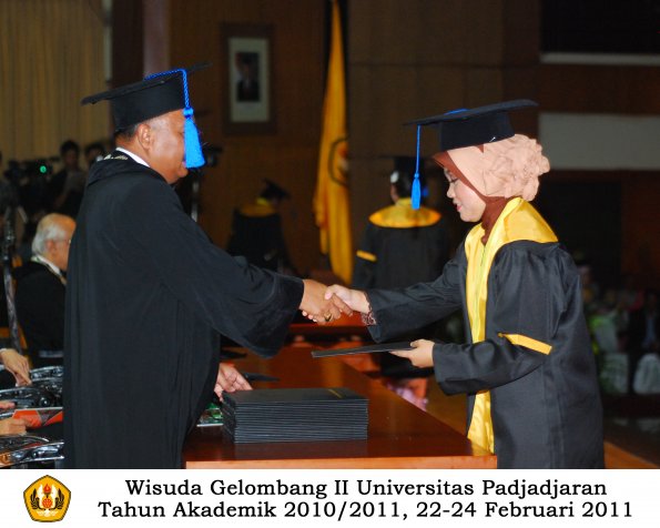 wisuda-fisip-s1-dan-d3-oleh-dekan-031