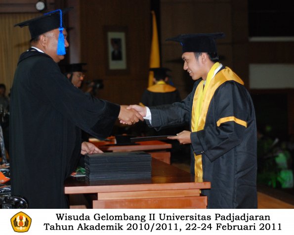 wisuda-fisip-s1-dan-d3-oleh-dekan-040