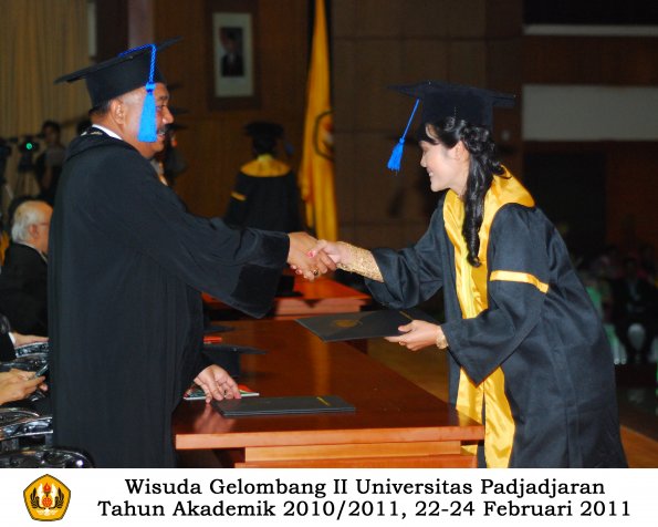 wisuda-fisip-s1-dan-d3-oleh-dekan-049