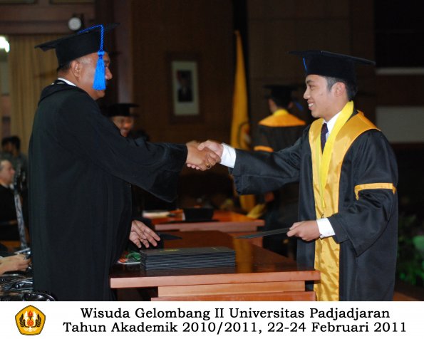 wisuda-fisip-s1-dan-d3-oleh-dekan-050