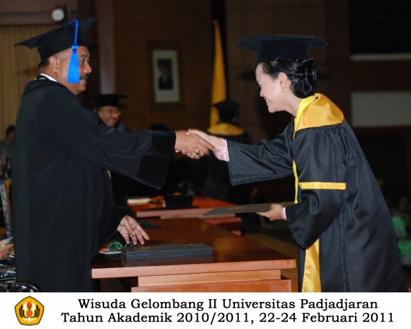 wisuda-fisip-s1-dan-d3-oleh-dekan-062