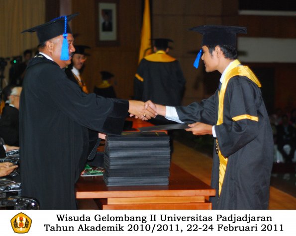 wisuda-fisip-s1-dan-d3-oleh-dekan-063