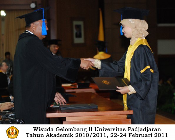 wisuda-fisip-s1-dan-d3-oleh-dekan-064