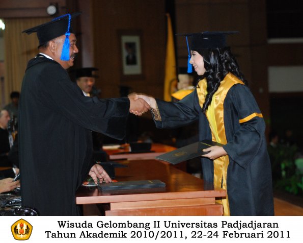 wisuda-fisip-s1-dan-d3-oleh-dekan-065