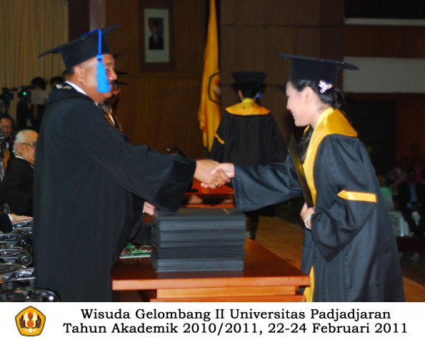 wisuda-fisip-s1-dan-d3-oleh-dekan-066