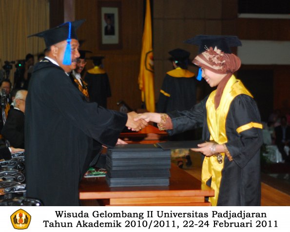 wisuda-fisip-s1-dan-d3-oleh-dekan-067