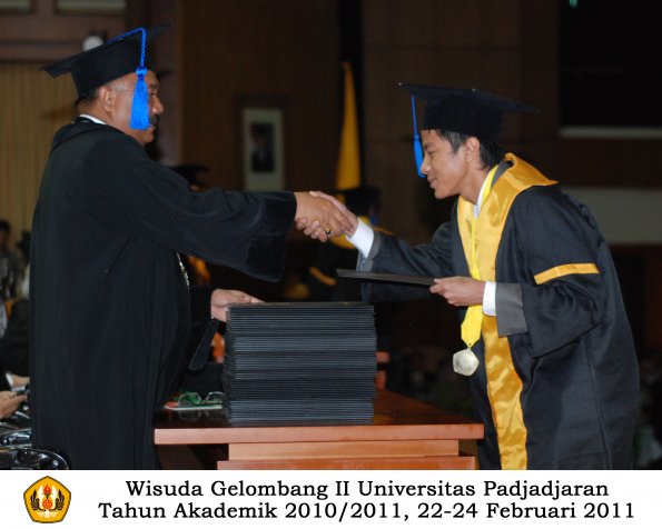 wisuda-fisip-s1-dan-d3-oleh-dekan-068