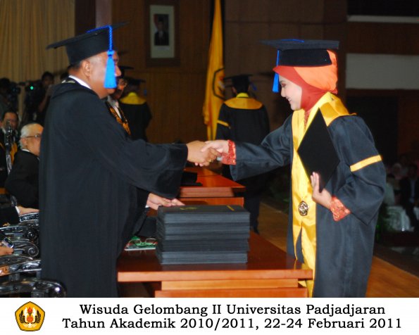 wisuda-fisip-s1-dan-d3-oleh-dekan-071