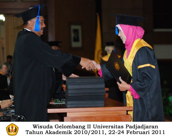 wisuda-fisip-s1-dan-d3-oleh-dekan-072