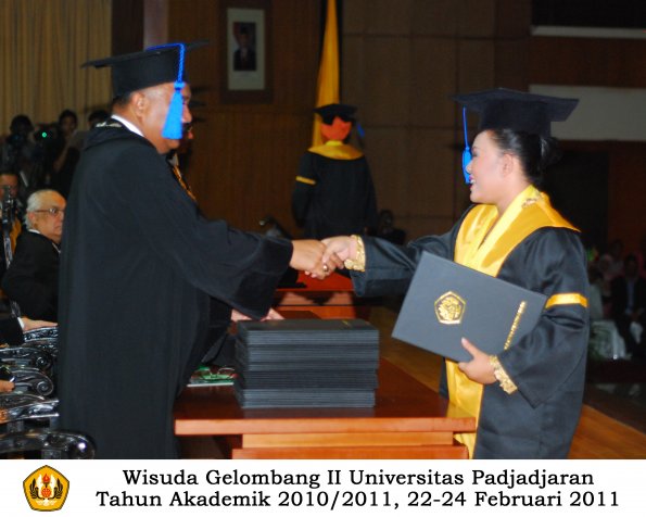 wisuda-fisip-s1-dan-d3-oleh-dekan-073