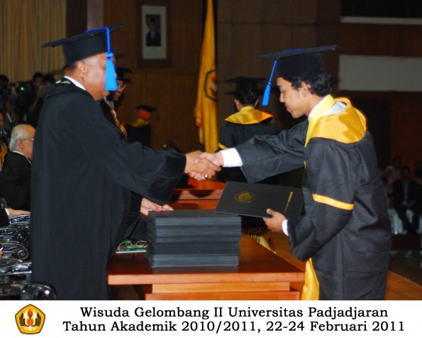 wisuda-fisip-s1-dan-d3-oleh-dekan-075