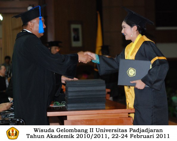 wisuda-fisip-s1-dan-d3-oleh-dekan-076