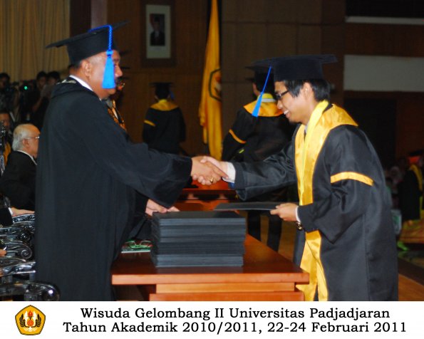 wisuda-fisip-s1-dan-d3-oleh-dekan-077