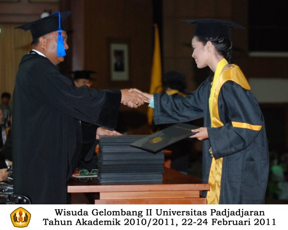 wisuda-fisip-s1-dan-d3-oleh-dekan-078