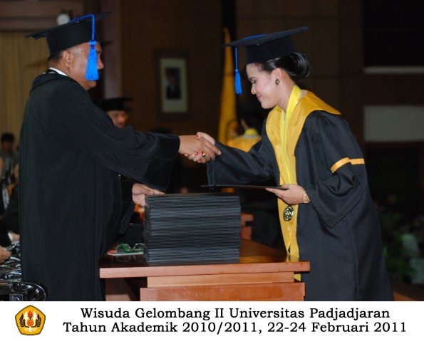 wisuda-fisip-s1-dan-d3-oleh-dekan-080