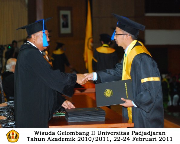 wisuda-fisip-s1-dan-d3-oleh-dekan-094