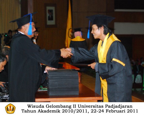 wisuda-fisip-s1-dan-d3-oleh-dekan-120