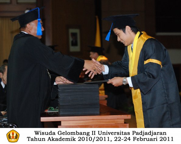 wisuda-fisip-s1-dan-d3-oleh-dekan-131