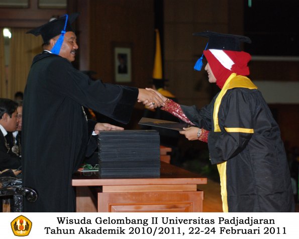 wisuda-fisip-s1-dan-d3-oleh-dekan-133