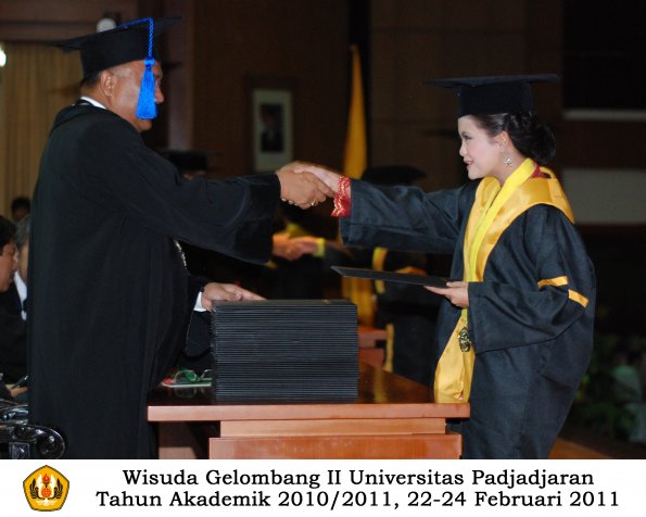 wisuda-fisip-s1-dan-d3-oleh-dekan-144