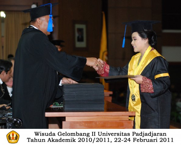 wisuda-fisip-s1-dan-d3-oleh-dekan-146