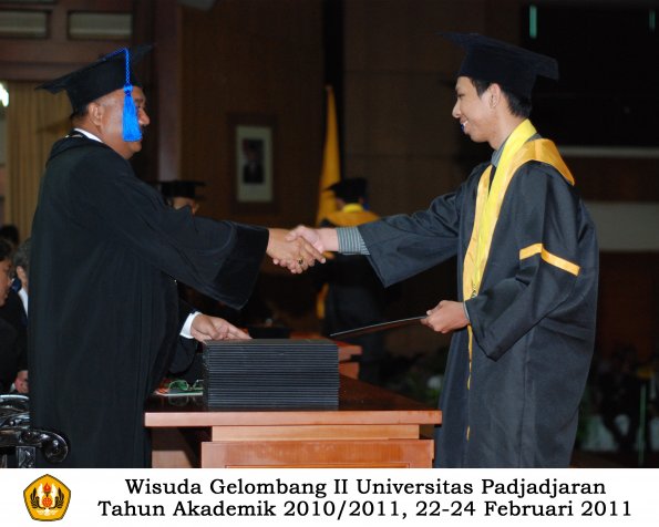 wisuda-fisip-s1-dan-d3-oleh-dekan-151