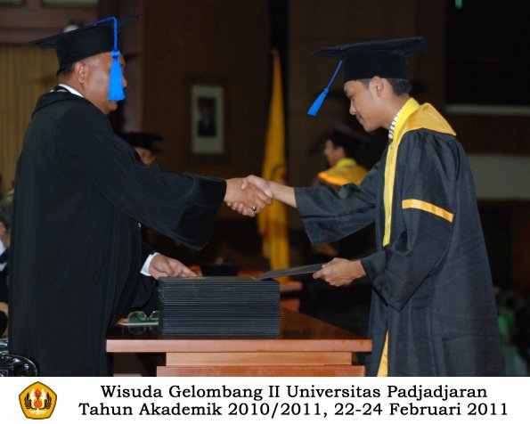 wisuda-fisip-s1-dan-d3-oleh-dekan-153