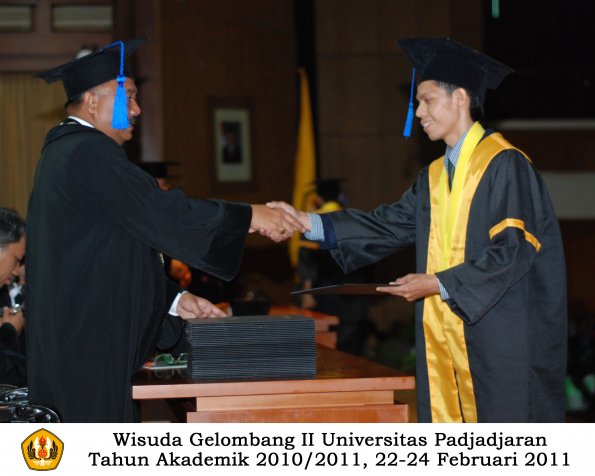 wisuda-fisip-s1-dan-d3-oleh-dekan-155