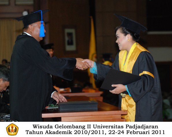 wisuda-fisip-s1-dan-d3-oleh-dekan-169