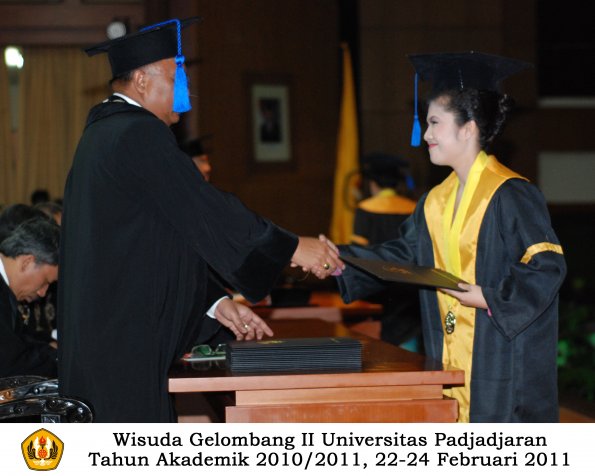 wisuda-fisip-s1-dan-d3-oleh-dekan-171