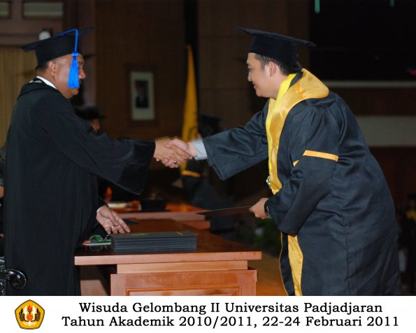 wisuda-fisip-s1-dan-d3-oleh-dekan-173