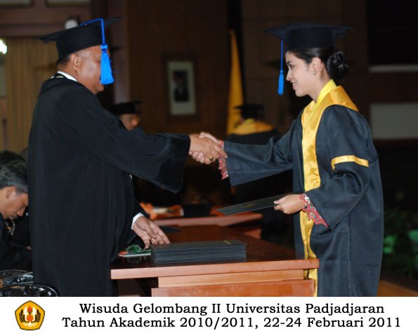 wisuda-fisip-s1-dan-d3-oleh-dekan-175