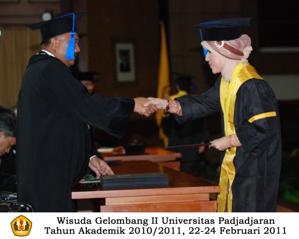 wisuda-fisip-s1-dan-d3-oleh-dekan-177