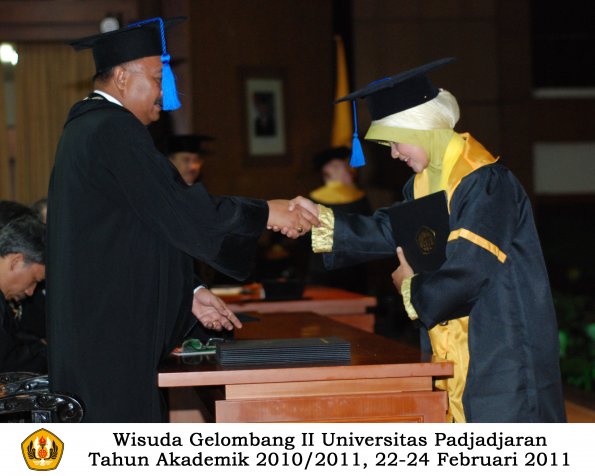 wisuda-fisip-s1-dan-d3-oleh-dekan-179