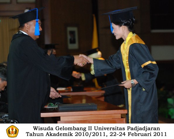 wisuda-fisip-s1-dan-d3-oleh-dekan-181