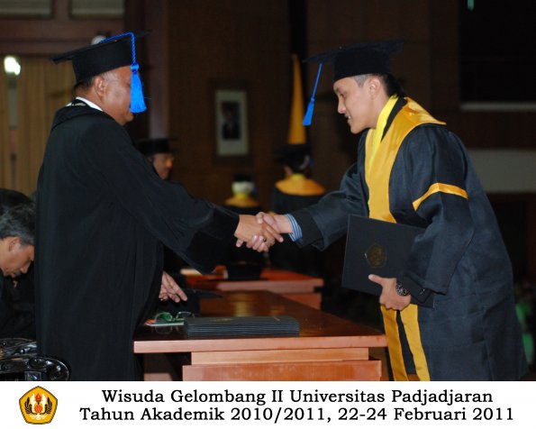 wisuda-fisip-s1-dan-d3-oleh-dekan-182