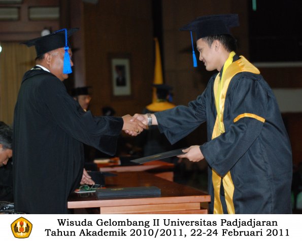 wisuda-fisip-s1-dan-d3-oleh-dekan-184