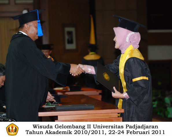 wisuda-fisip-s1-dan-d3-oleh-dekan-186