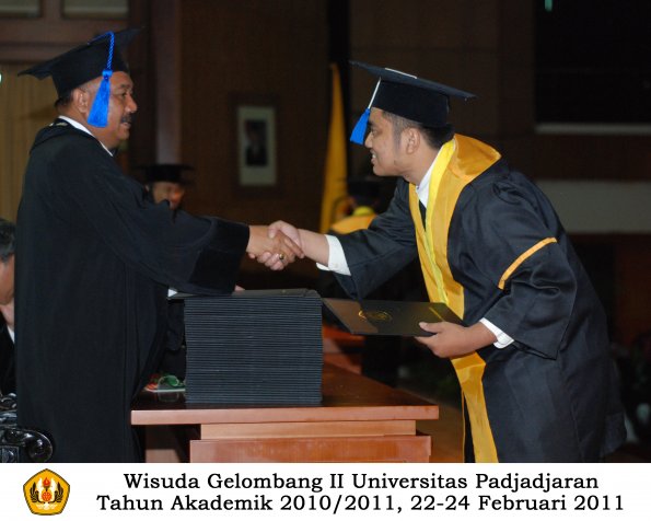 wisuda-fisip-s1-dan-d3-oleh-dekan-204