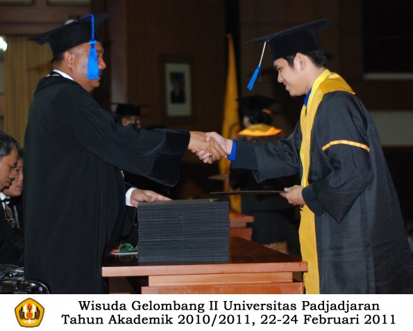 wisuda-fisip-s1-dan-d3-oleh-dekan-209